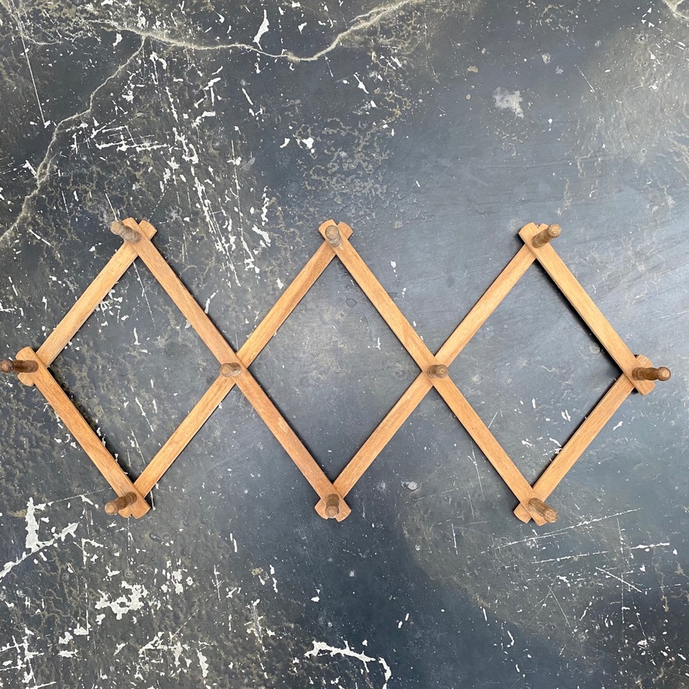 Wooden accordion rack